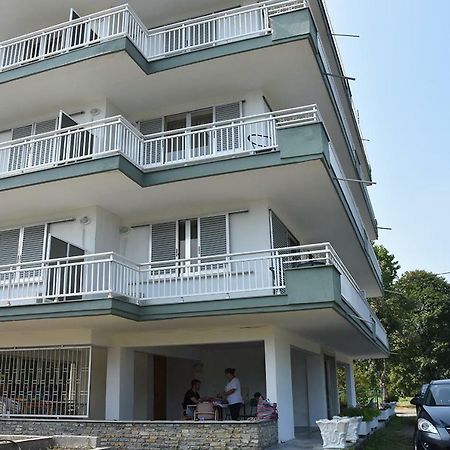 Prado Apartments Литокорон Екстериор снимка